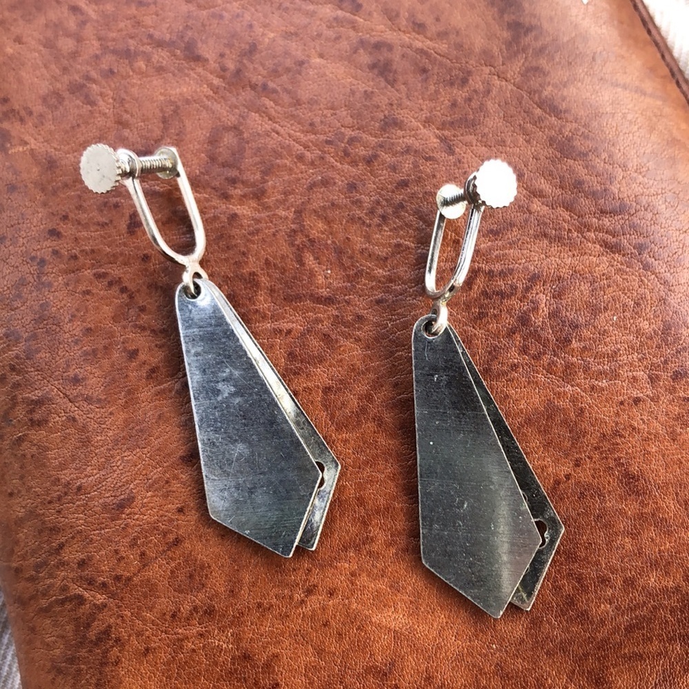 Vintage Simplistic 70s Floral Earrings - Picture 3 of 5